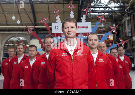 Red Arrows Piloten, offiziell bekannt als Royal Air Force Aerobatic Team, während einer Veranstaltung in Victoria Station in London zur 50. Anzeigesaison der Red Arrows, veranstaltet von BAE Systems, die die aktuellen Flugzeuge des Geschwaders BAE Systems Hawk T1 sind. Stockfoto