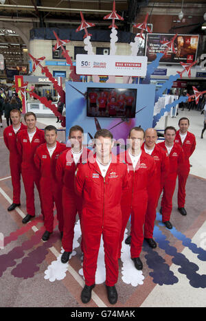 Red Arrows Piloten, offiziell bekannt als Royal Air Force Aerobatic Team, während einer Veranstaltung in Victoria Station in London zur 50. Anzeigesaison der Red Arrows, veranstaltet von BAE Systems, die die aktuellen Flugzeuge des Geschwaders BAE Systems Hawk T1 sind. Stockfoto