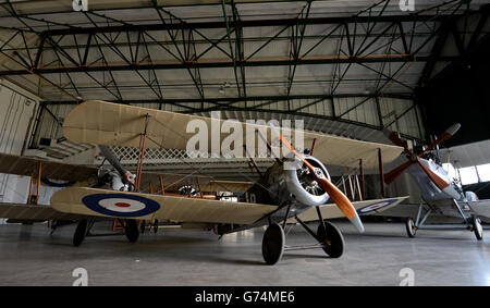 A First World war Sopwith Camel Bi-Plane steht in seinem Ausstellungsraum, der der Geschichte des Ersten Weltkriegs in der Luft gewidmet ist, im RAF Museum, London. Stockfoto