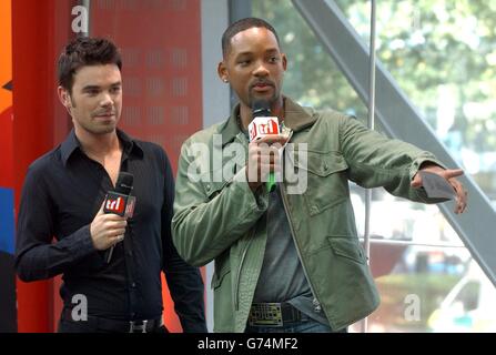 MTV-Moderator Dave Berry (links) mit dem US-Schauspieler will Smith während seines Gastauftritts in MTV's TRL - Total Request Live - Show, in ihren neuen Studios im Leicester Square im Zentrum von London. Stockfoto