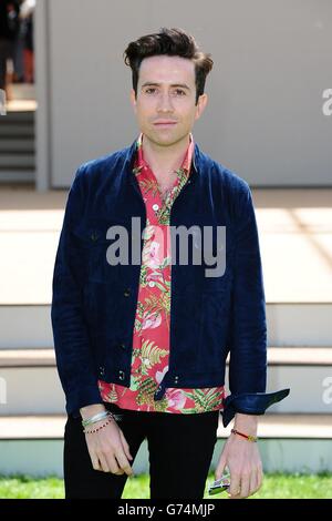 Nick Grimshaw kommt zur Burberry Prorsum Modenschau, die im Perks Field in Kensington Palace Gardens als Teil von London Collections Men stattfindet. Stockfoto