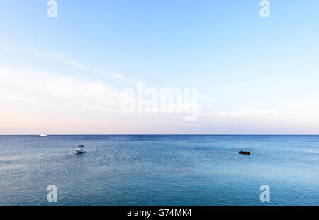 Foto von Meer in Protaras, Zypern-Insel mit Booten bei Sonnenuntergang. Stockfoto