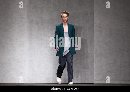 Xander Zhou Catwalk - London Sammlungen: Männer 2014. Während der Xander Zhou-Show am dritten Tag der London Collections Men in London erscheint ein Model auf dem Laufsteg. Stockfoto