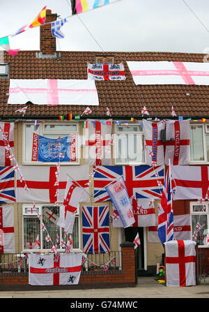 Ste Gannon aus Speke, Liverpool, brauchte eine Woche, um sein Haus zur Unterstützung Englands während der FIFA Fußball-Weltmeisterschaft 2014 in Brasilien zu schmücken. Stockfoto