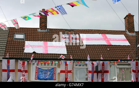 Ste Gannon aus Speke, Liverpool, brauchte eine Woche, um sein Haus zur Unterstützung Englands während der FIFA Fußball-Weltmeisterschaft 2014 in Brasilien zu schmücken. Stockfoto