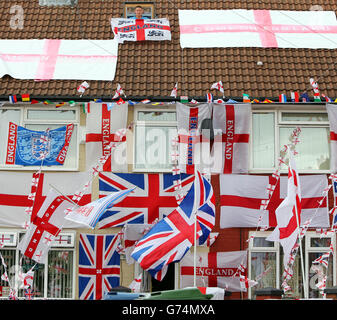 Ste Gannon aus Speke, Liverpool, brauchte eine Woche, um sein Haus zur Unterstützung Englands während der FIFA Fußball-Weltmeisterschaft 2014 in Brasilien zu schmücken. Stockfoto