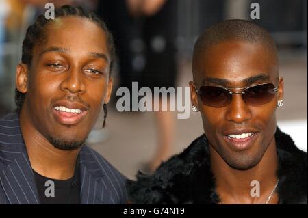 Lemar und Simon Webbe kommen zur UK-Premiere von I, Robot am Odeon Leicester Square im Zentrum von London. Stockfoto