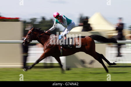 Kingman, der von James Doyle auf dem Weg zum Sieg in den St James's Palace Stakes am ersten Tag des Royal Ascot Meeting 2014 auf der Ascot Racecourse, Berkshire, gefahren wurde. Stockfoto