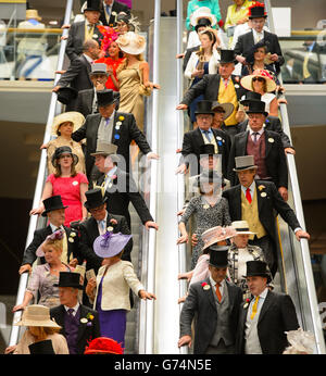 Rennfahrer fahren am ersten Tag des Royal Ascot Meeting 2014 auf der Ascot Racecourse, Berkshire, über Rolltreppen auf der Haupttribüne. Stockfoto