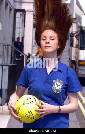 Das Shirt, das die brasilianische Fußballlegende Pele beim WM-Finale 1958 trägt, wurde von Christies Mitarbeiterin Hannah Schmidt im Zentrum von London modelliert, bevor es Ende September im Auktionshaus unter den Hammer geht. Das Trikot, in dem Pele zwei Tore erzielte, die Brasilien zum ersten WM-Sieg trugen, wird voraussichtlich zwischen 70,000 und 100,000 beim Verkauf von Fußball-Erinnerungsstücken erreichen. Stockfoto