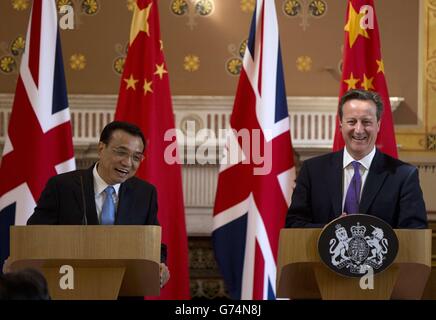 Der chinesische Premierminister Li Keqiang (links) und Premierminister David Cameron während einer Pressekonferenz in London, am zweiten von drei Tagen Besuch in Großbritannien. Stockfoto