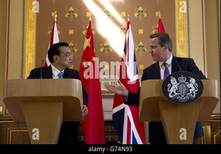 Der chinesische Premierminister Li Keqiang (links) und Premierminister David Cameron während einer Pressekonferenz in London, am zweiten von drei Tagen Besuch in Großbritannien. Stockfoto