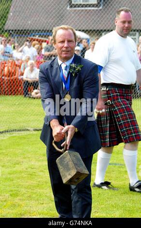 Der schottische Fußballmanager Berti Vogts hebt den Hammer bei Bridge of Allan Highland Games in der Nähe von Stirling, wo er in diesem Jahr Chefchieftan ist. Stockfoto