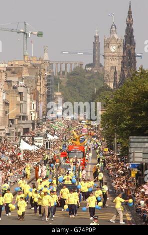 Das Edinburgh International Festival beginnt in Edinburgh mit einer spektakulären Kavalkade entlang der berühmten Princes Street in Edinburgh. Das größte Kunstfestival der Welt, bei dem Stars wie Paul Merton und Morrissey auftreten, begann heute offiziell. Beim 58. Edinburgh Festival Fringe werden mehr als 25,000 Aufführungen von fast 1,700 Shows in einer Rekordzeit von 236 Veranstaltungsorten in der ganzen Stadt stattfinden. Und ein Drittel aller Acts wird in den nächsten drei Wochen in der schottischen Hauptstadt ihre Weltpremiere feiern. Stockfoto