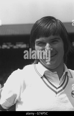 Jimmy Connors aus Amerika vor dem Court No. 1-Spiel gegen den Mexikaner Raul Ramirez bei den Lawn Tennis Championships im All-England Club, Wimbledon. Stockfoto