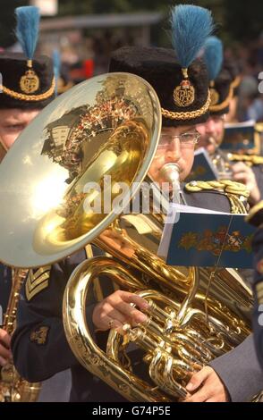 RAF BAND : das Edinburgh International Festival startet in Edinburgh mit einer spektakulären Kavalkade entlang Edinburghs berühmter Princes Street. Das größte Kunstfestival der Welt mit Aufführungen von Stars wie Paul Merton und Morrissey begann heute offiziell. Das 58. Edinburgh Festival Fringe wird mehr als 25,000 Aufführungen von fast 1,700 Shows in einer Rekordzeit von 236 Veranstaltungsorten in der ganzen Stadt stattfinden. Und ein Drittel aller Acts wird in den nächsten drei Wochen in der schottischen Hauptstadt ihre Weltpremiere feiern. Stockfoto