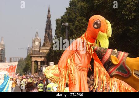 Das Edinburgh International Festival startet in Edinburgh mit einer spektakulären Kavalkade entlang Edinburghs berühmter Princes Street. Das größte Kunstfestival der Welt, wurde offiziell in Betrieb. Das 58. Edinburgh Festival Fringe wird mehr als 25,000 Aufführungen von fast 1,700 Shows in einer Rekordzeit von 236 Veranstaltungsorten in der ganzen Stadt stattfinden. Und ein Drittel aller Acts wird in den nächsten drei Wochen in der schottischen Hauptstadt ihre Weltpremiere feiern. Stockfoto