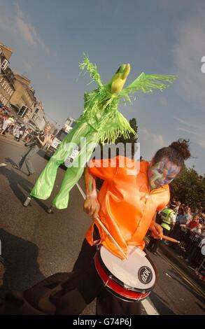 Das Edinburgh International Festival startet in Edinburgh mit einer spektakulären Kavalkade entlang Edinburghs berühmter Princes Street. Das größte Kunstfestival der Welt, wurde offiziell in Betrieb. Das 58. Edinburgh Festival Fringe wird mehr als 25,000 Aufführungen von fast 1,700 Shows in einer Rekordzeit von 236 Veranstaltungsorten in der ganzen Stadt stattfinden. Und ein Drittel aller Acts wird in den nächsten drei Wochen in der schottischen Hauptstadt ihre Weltpremiere feiern. Stockfoto