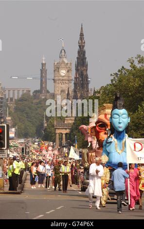 Das Edinburgh International Festival startet in Edinburgh mit einer spektakulären Kavalkade entlang Edinburghs berühmter Princes Street. Das größte Kunstfestival der Welt, wurde offiziell in Betrieb. Das 58. Edinburgh Festival Fringe wird mehr als 25,000 Aufführungen von fast 1,700 Shows in einer Rekordzeit von 236 Veranstaltungsorten in der ganzen Stadt stattfinden. Und ein Drittel aller Acts wird in den nächsten drei Wochen in der schottischen Hauptstadt ihre Weltpremiere feiern. Stockfoto