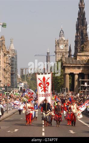 Das Edinburgh International Festival startet in Edinburgh mit einer spektakulären Kavalkade entlang Edinburghs berühmter Princes Street. Das größte Kunstfestival der Welt, wurde offiziell in Betrieb. Das 58. Edinburgh Festival Fringe wird mehr als 25,000 Aufführungen von fast 1,700 Shows in einer Rekordzeit von 236 Veranstaltungsorten in der ganzen Stadt stattfinden. Und ein Drittel aller Acts wird in den nächsten drei Wochen in der schottischen Hauptstadt ihre Weltpremiere feiern. Stockfoto