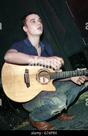 Der ehemalige Libertines-Gitarrist Pete Doherty tritt im Rahmen seiner Solo-Akustik-Tour live bei einem Gig im Barfly im Norden Londons auf. Die Libertines ließen ihn von der Band fallen, bis er von seiner gemeldeten Heroinsucht befreit war. Stockfoto