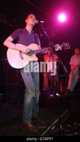 Der ehemalige Libertines-Gitarrist Pete Doherty tritt im Rahmen seiner Solo-Akustik-Tour live bei einem Gig im Barfly im Norden Londons auf. Die Libertines ließen ihn von der Band fallen, bis er von seiner gemeldeten Heroinsucht befreit war. Stockfoto