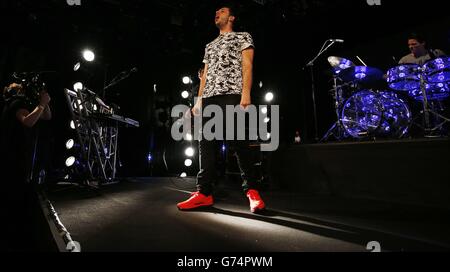 Beispiel für einen geheimen Gig - London. Example tritt während eines geheimen Gig für Kiss FM UK im Hospital Club, London, auf. Stockfoto