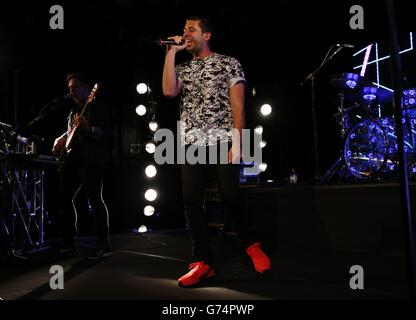 Example tritt während eines geheimen Gig für Kiss FM UK im Hospital Club, London, auf. Stockfoto