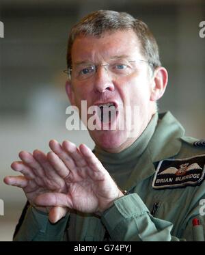 Oberbefehlshaber, Strike Command, Air Chief Marschall Sir Brian Burridge spricht während einer Presse über den RAF-Taifun auf der Walton Air Base, Preston. Stockfoto