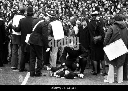 Erste Hilfe für einen jungen Fan in der White Hart Lane, nachdem während des League Division One-Spiels zwischen Tottenham Hotspur und Manchester United Massenprobleme ausbrachen. Stockfoto