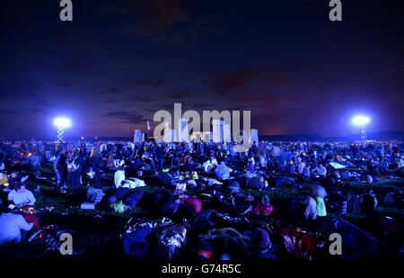 Sommersonnenwende in Stonehenge. Zur Sommersonnenwende versammeln sich in Stonehenge in Wiltshire vor Sonnenaufgang Menschenmassen unter den Steinen. Stockfoto