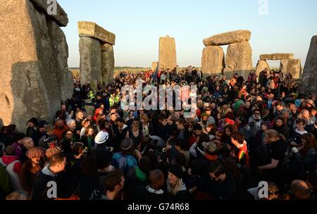 Sommersonnenwende in Stonehenge. Bei der Sommersonnenwende versammeln sich in Stonehenge in Wiltshire im Morgengrauen Menschenmassen unter den Steinen. Stockfoto