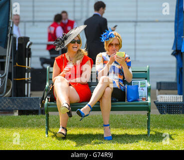 Rennfahrer genießen die Sonne vor dem Start des Rennens am fünften Tag des Royal Ascot Meeting 2014 in Ascot Racecourse, Berkshire. Stockfoto