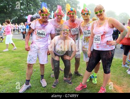 (Hintere Reihe, links - rechts) Darren Page, Paul Campbell, Jonathon Roberts, Jason Hayes und Vanessa Salts und Debbie Sherlock (vorne) aus Bury, nachdem sie am 5 km langen Lauf „Color Me Rad“ im Heaton Park in Manchester teilgenommen hatten. Stockfoto