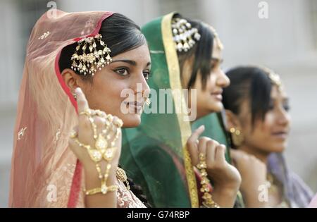 Ein Mitglied des Akademi South Asian Dance UK tritt in den Springbrunnen des Somerset House on the Strand, Central London, in 'Waterscapes' auf, einer speziell in Auftrag gegebenen Ausstellung von Kathak-Tänzen - und inspiriert vom Himmel auf Erden: Kunst aus islamischen Ländern, die derzeit in den Heritage Rooms zu sehen ist. Stockfoto