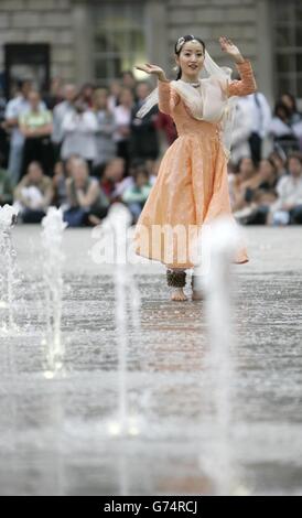 Ein Mitglied des Akademi South Asian Dance UK tritt in den Springbrunnen des Somerset House on the Strand, Central London, in 'Waterscapes' auf, einer speziell in Auftrag gegebenen Ausstellung von Kathak-Tänzen - und inspiriert vom Himmel auf Erden: Kunst aus islamischen Ländern, die derzeit in den Heritage Rooms zu sehen ist. Stockfoto