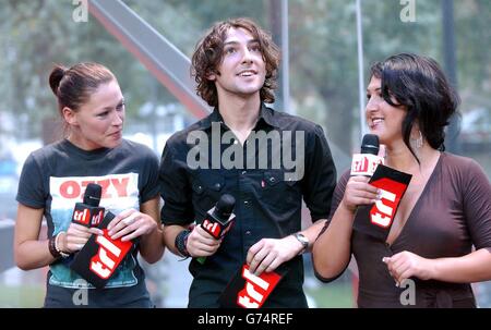 MTV-Moderatoren Emma Griffiths (links) und Alex Zane mit Nadia Almada, der Gewinnerin der Reality-TV-Show Big Brother 5, während ihres Gastauftritts bei MTV's TRL - Total Request Live - Show, in ihren neuen Studios am Leicester Square im Zentrum von London. Stockfoto