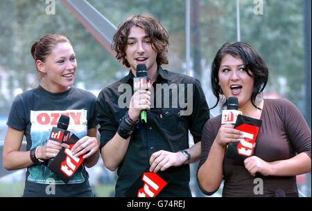 MTV-Moderatoren Emma Griffiths (links) und Alex Zane mit Nadia Almada, der Gewinnerin der Reality-TV-Show Big Brother 5, während ihres Gastauftritts bei MTV's TRL - Total Request Live - Show, in ihren neuen Studios am Leicester Square im Zentrum von London. Stockfoto