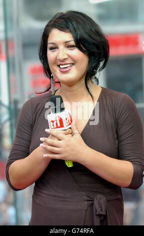 Nadia Almada, die Gewinnerin der Reality-TV-Show Big Brother 5, während ihres Gastauftritts auf MTV's TRL - Total Request Live - Show, in ihren neuen Studios im Leicester Square, im Zentrum von London. Stockfoto