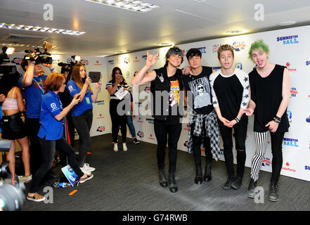 5 Sekunden Summer Backstage beim Capital FM Summertime Ball im Wembley Stadium, London. DRÜCKEN Sie VERBANDSFOTO. Bilddatum: Samstag, 21. Juni 2014. Bildnachweis sollte lauten: Ian West/PA Wire Stockfoto