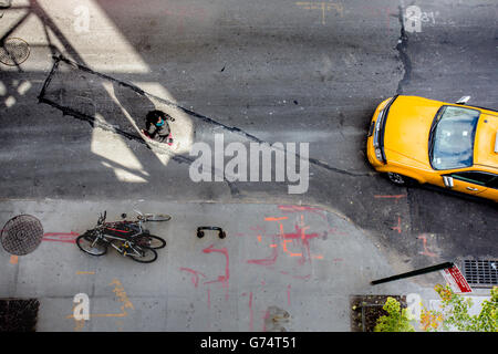 Linien und Schatten der Draufsicht des New Yorker Straßenszene mit gelbes Taxi Cab und Fußgänger Stockfoto