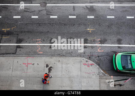 Draufsicht des New Yorker Straßenszene mit Fußgängerzone und dem grünen Auto Stockfoto