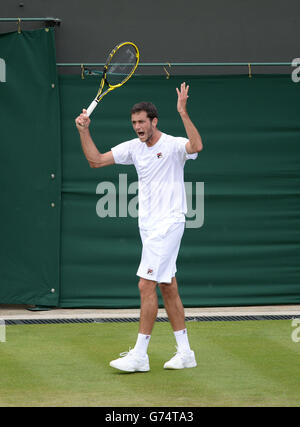 Der britische James ward reagiert am ersten Tag des Wimbledon Championships im All England Lawn Tennis and Croquet Club, Wimbledon, gegen den russischen Präsidenten Michail Youzhny. Stockfoto