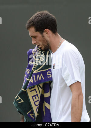 Der britische James ward reagiert nach der Niederlage gegen den russischen Präsidenten Mikhail Youzhny am ersten Tag der Wimbledon Championships im All England Lawn Tennis and Croquet Club, Wimbledon. Stockfoto