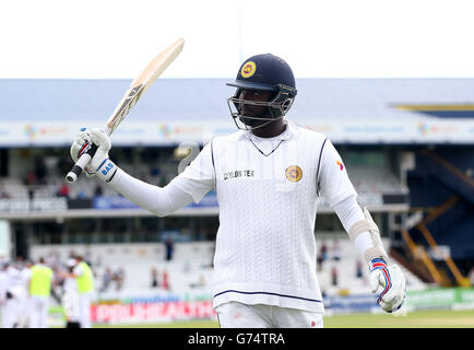 Sri Lankas Angelo Mathews verlässt das Land, nachdem er am vierten Tag des zweiten Investec-Testmatches in Headingley, Leeds, 160 Punkte erzielt hat. Stockfoto