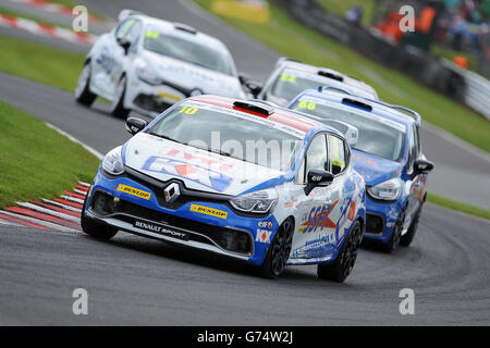 SV Racing mit KX's Ant Whorton-Eales während der Runde 8 des Courier Connections Renault UK Clio Cup Stockfoto