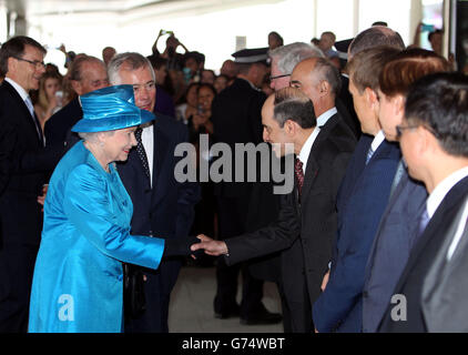 Queen Elizabeth II trifft den CEO von Qatar Airways Akbar Al Baker, während sie während der offiziellen Eröffnung des neuen Terminals um das neue Terminal 2, das Queen's Terminal am Flughafen Heathrow, gezeigt wird. Stockfoto