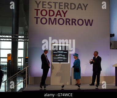 Queen Elizabeth II eröffnet offiziell das neue Terminal 2 das Queen's Terminal am Flughafen Heathrow. Stockfoto