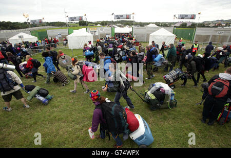 Festivalbesucher, die zum Glastonbury Festival kommen, auf der Worthy Farm in Somerset. Stockfoto