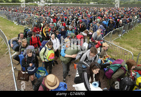 Festivalbesucher, die zum Glastonbury Festival kommen, auf der Worthy Farm in Somerset. Stockfoto